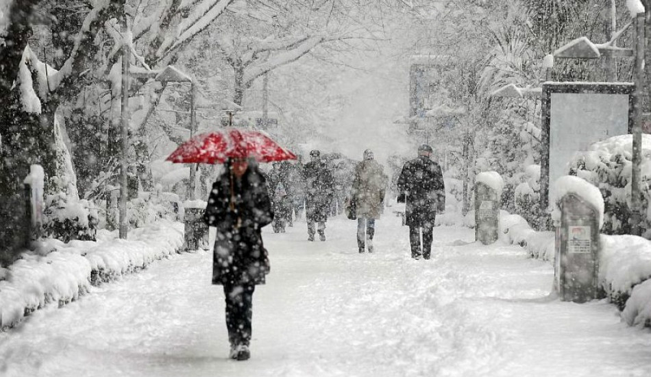 А снег все так же в безграничности дня сыпет