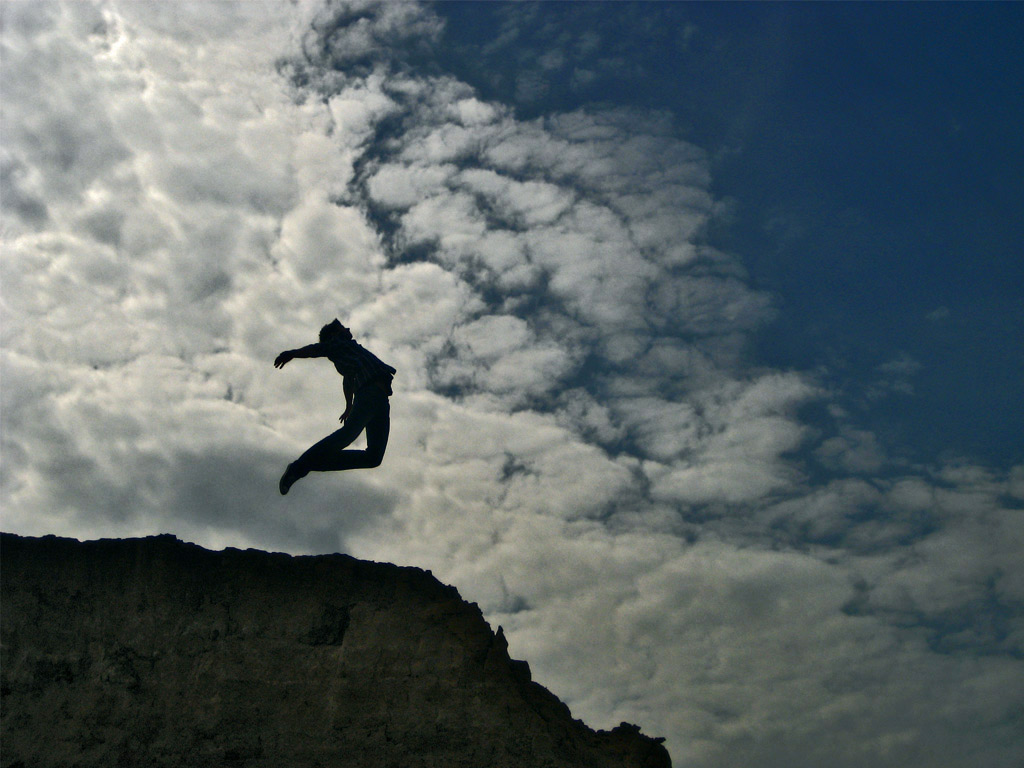 Полет человека видео. Человек прыгает в пропасть. Человек падает с обрыва. Прыжок с обрыва. Прыжок со скалы.