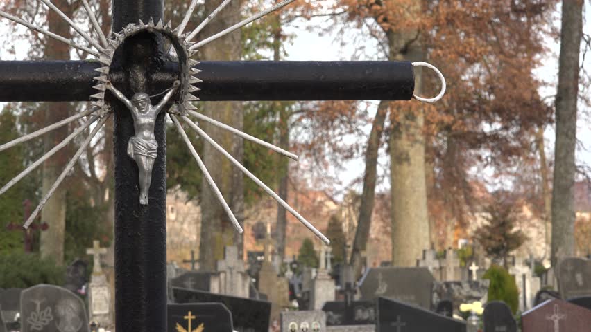 Распят Христос, на крестах, среди кладбищ...