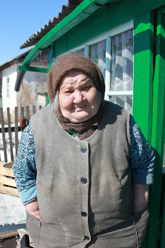 Огромные жирные бабки. Деревенская бабка. Бабушка в деревне. Бабка из деревни. Толстая деревенская бабка.