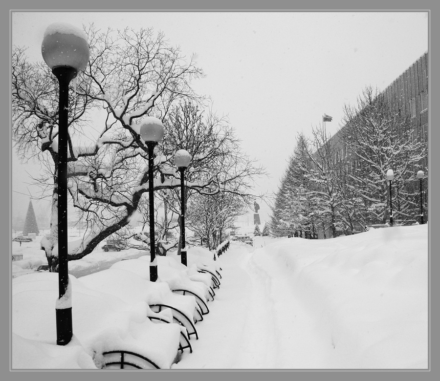 Падает снег 2007. Тихий снег. Город припорошен снегом. Чб снегопад иллюстрация в городе. Снег в городе Одесса.