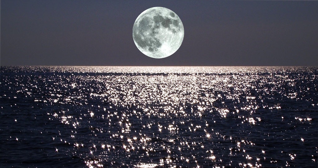 Слушать песню луна светила. Серебряная Луна. Луна на экваторе фото. Луна вид из под воды. Небо целует море.