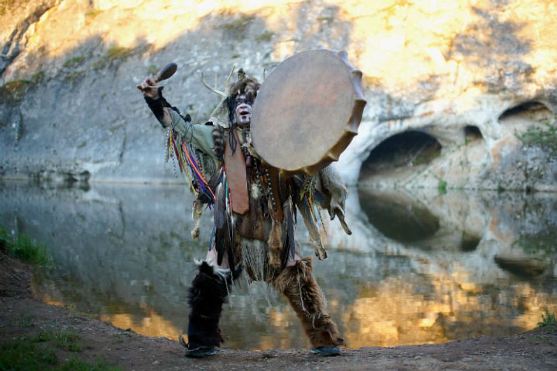 В юрте шаман