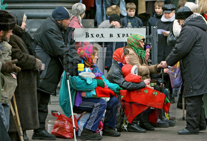 Попрошайки у храма