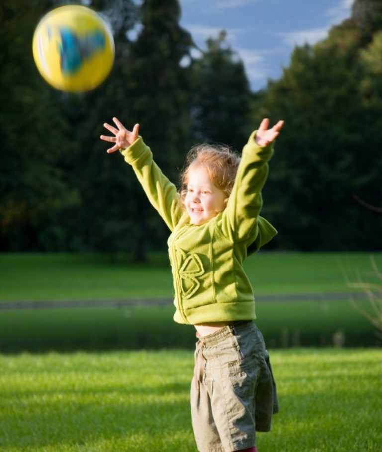 Ребенок ловит мяч