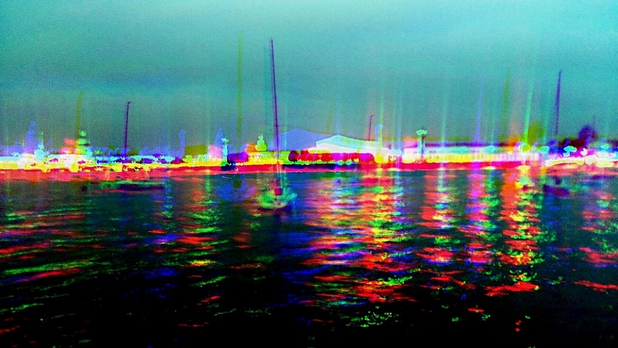 Обласканная ароматом в тутовом мерцающем полете!