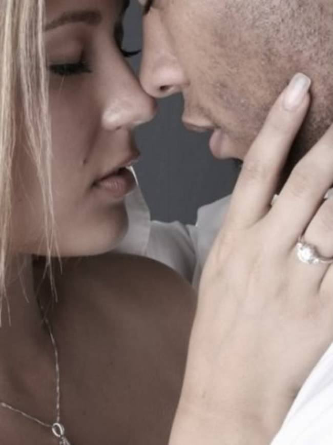 Рука тянется. Прикосновение любви. Сплетение рук. Касание рук. Прикосновение рук.