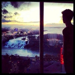 Два слова на стекле