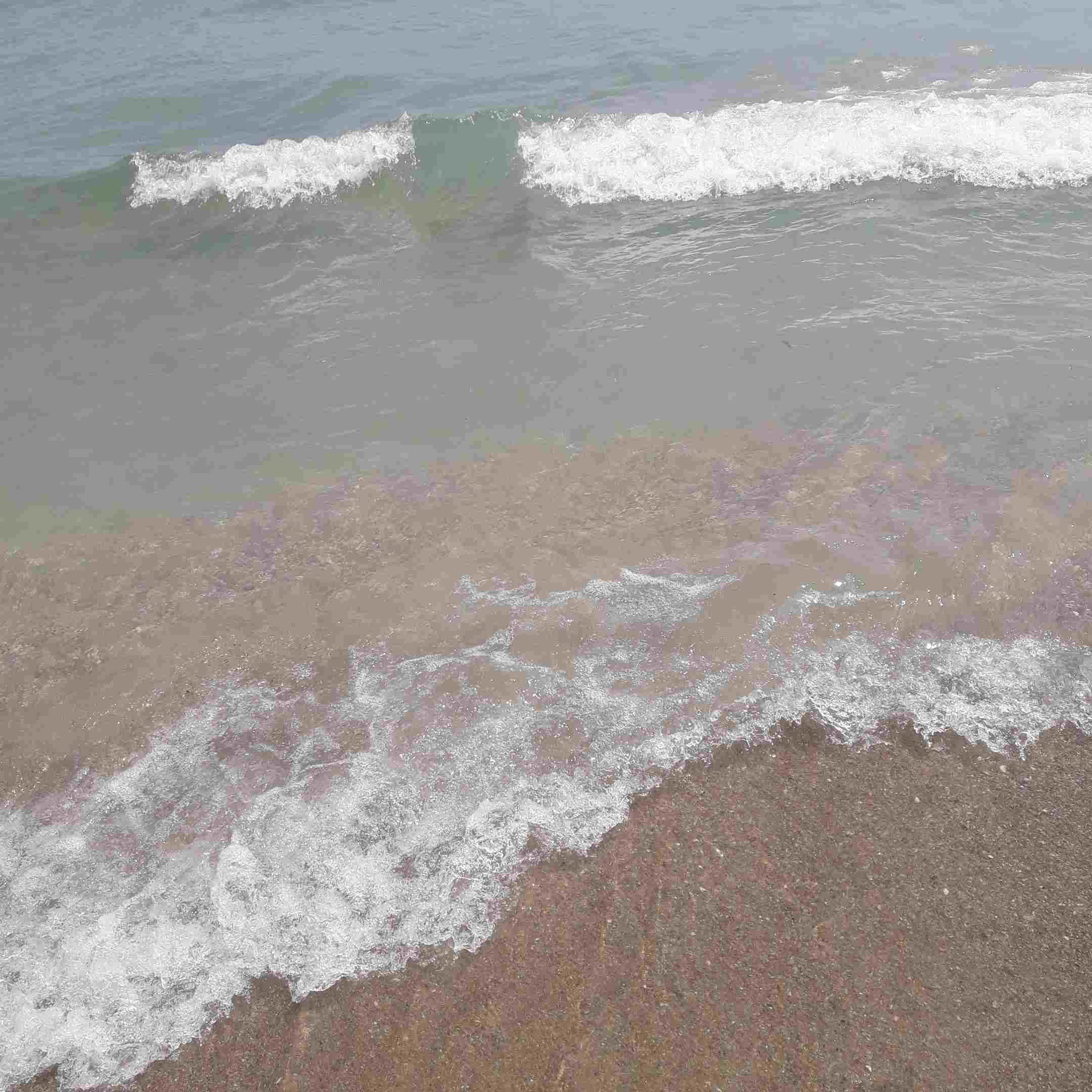 И поцелуй волны