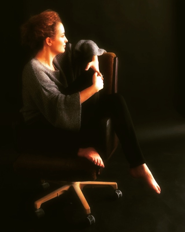 Свесила ножки...