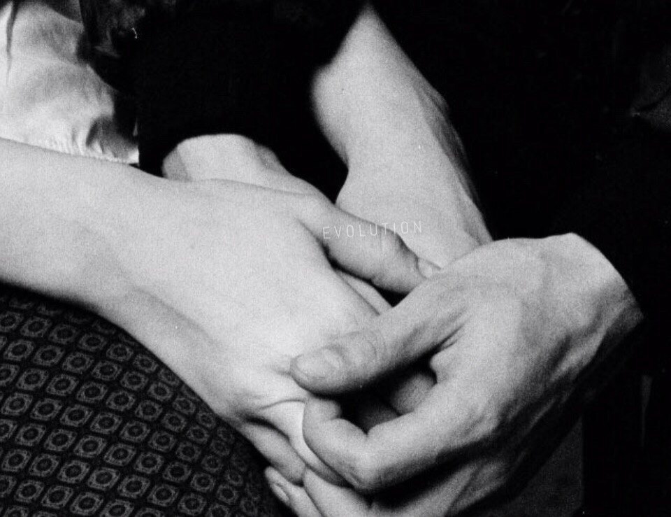 Баба рука мужика. Руки влюбленных. Мужская и женская рука вместе. Руки мужчины и женщины. Руки вместе влюбленных.