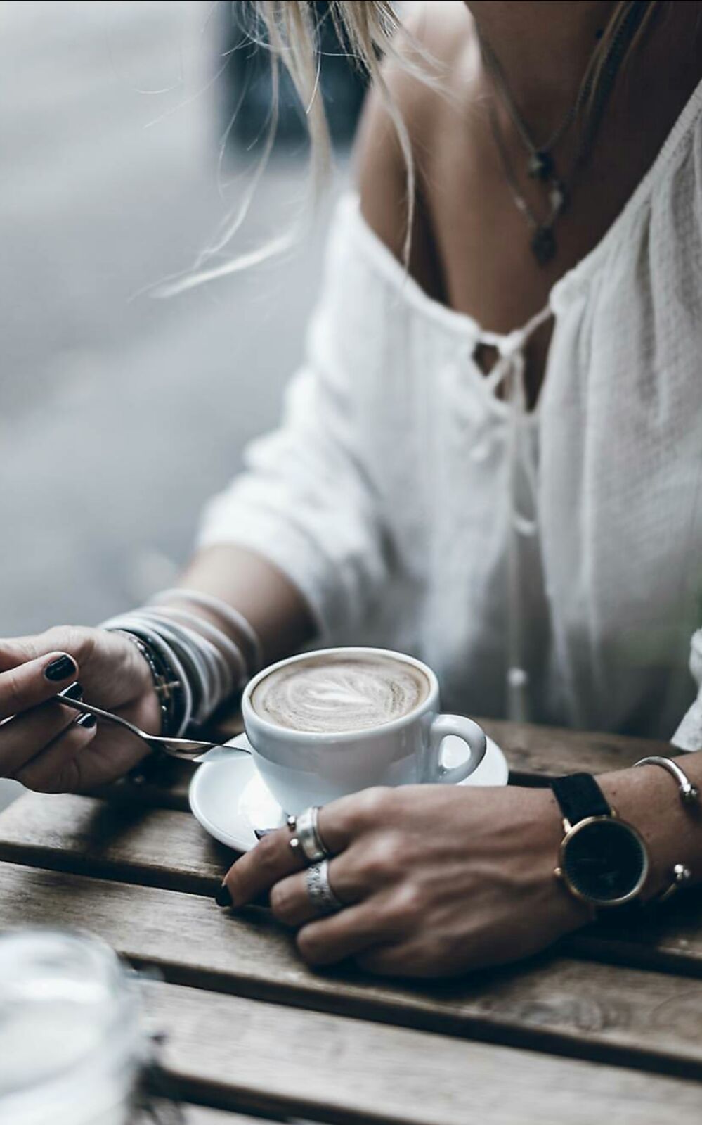 Фото девушек с кофе. Девушка с кофе. Девушка с кофе в руках. Девушка с чашкой кофе. Девушка пьет кофе.
