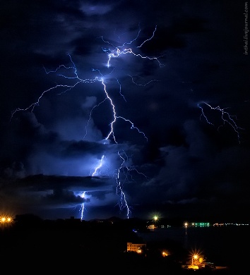 Кроила молния ночное небо