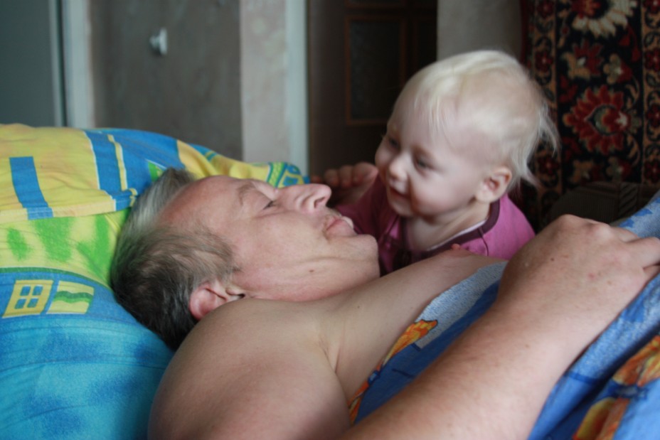 Внучка делает куни. Дедушка с внуком спят.