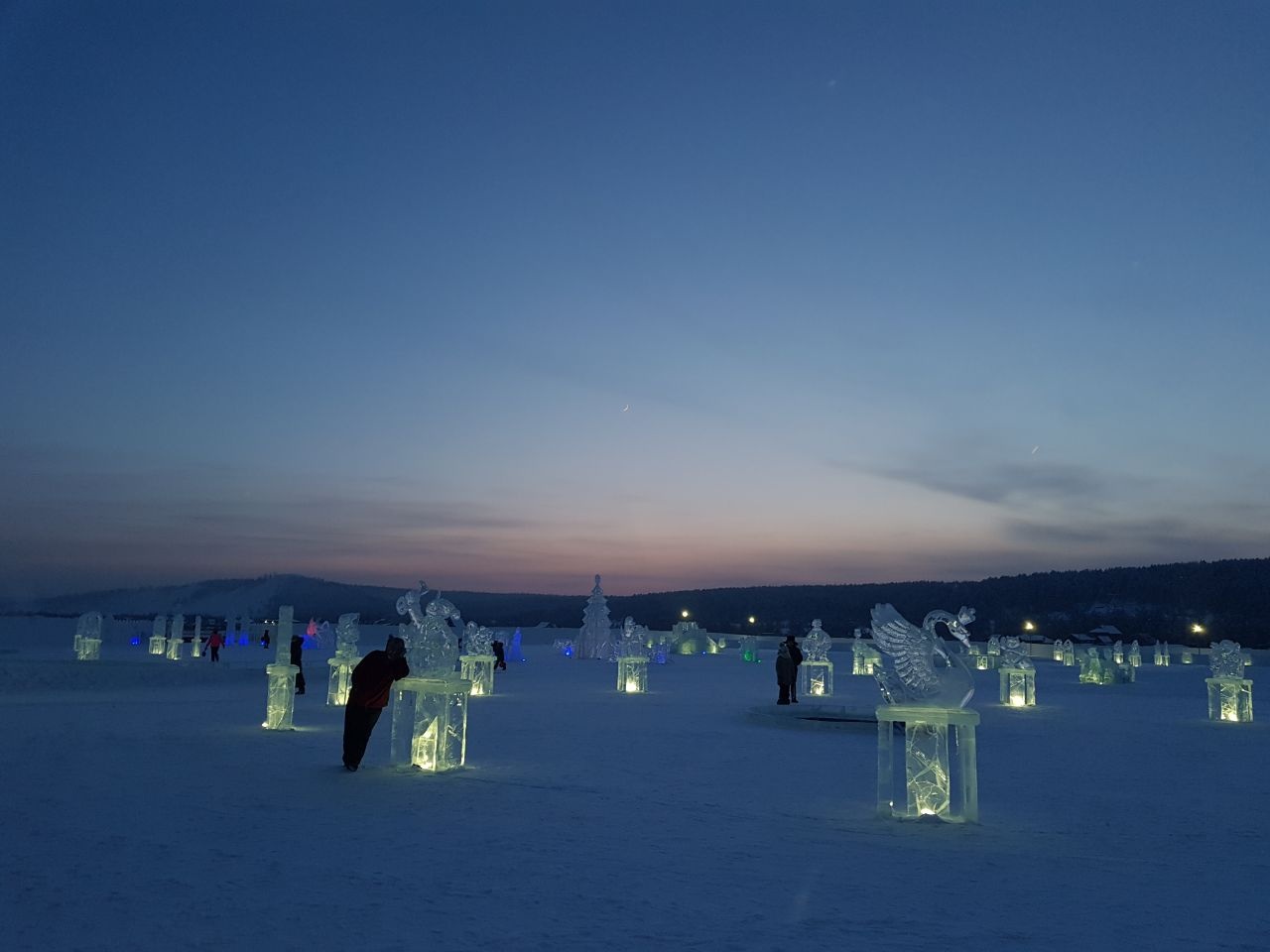 А в белой снежности озер...