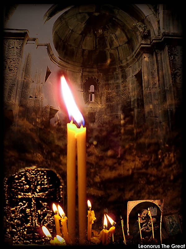Свечи горят в храме