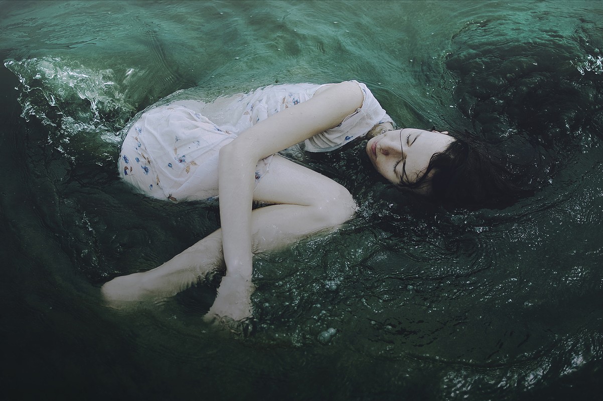 Видео утонувший девушки. Проклятие русалки Green Apelsin. Девушка тонет. Девушка утопает в океане. Девушка утопает в воде.
