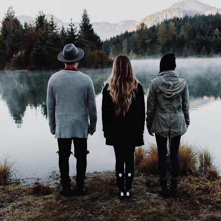 Один наушник играет тише другого что делать. Телевизор мем. Искусственное дыхание на пляже прикол. Включи другую тихую. Недовольные мемы.