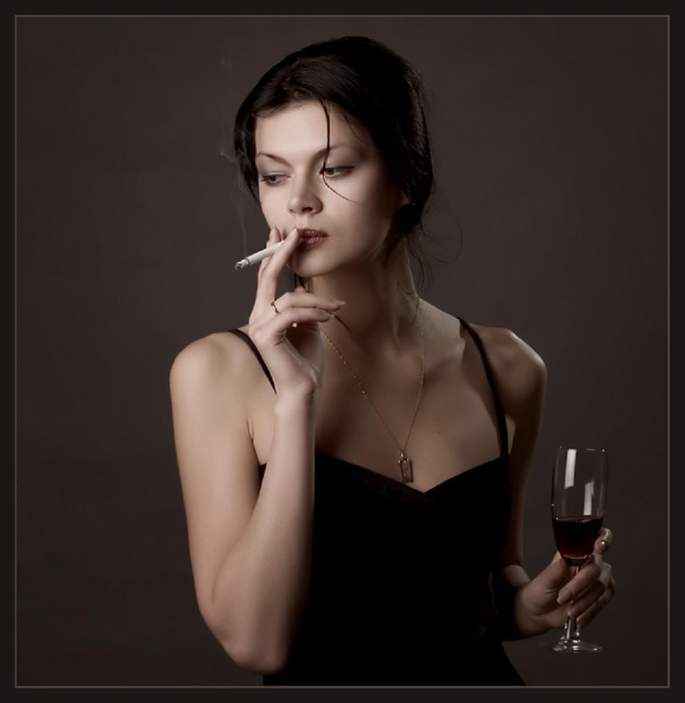 Пить и курить слушать. Курящая девушка. Женщина с сигаретой. Девушка с вином и сигаретой. Девушка с бокалом вина и сигаретой.