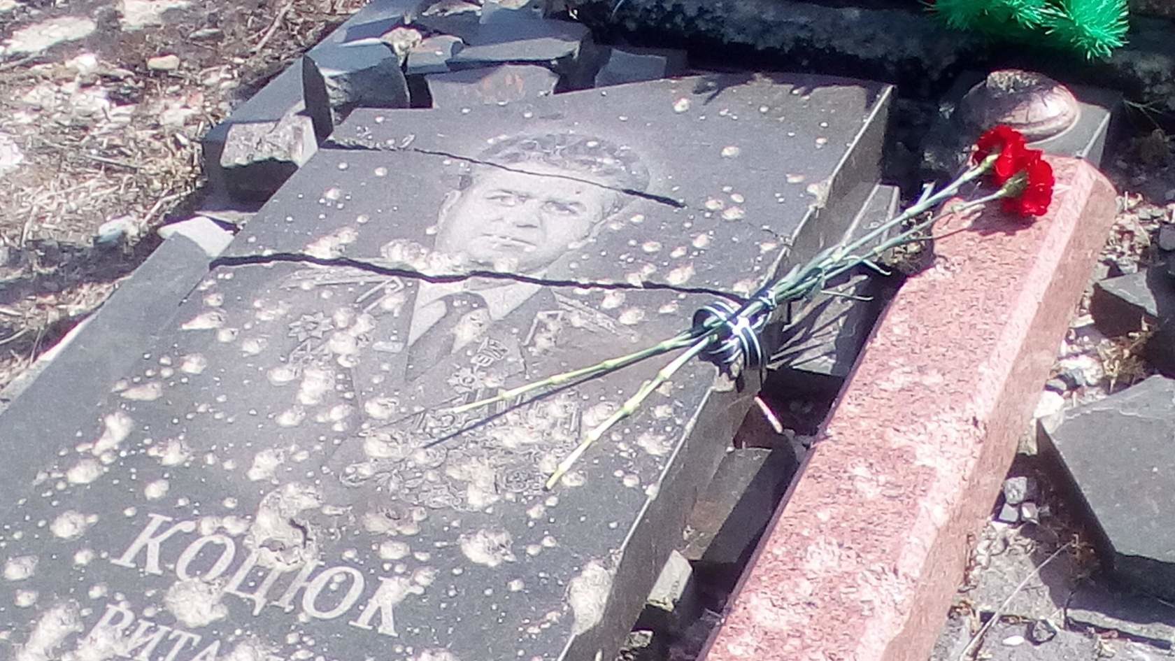 У разбитого надгробья Коцюка