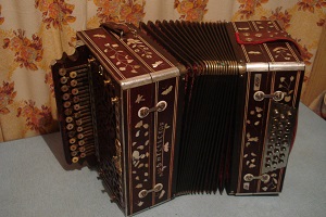 Живуча на Руси гармонь