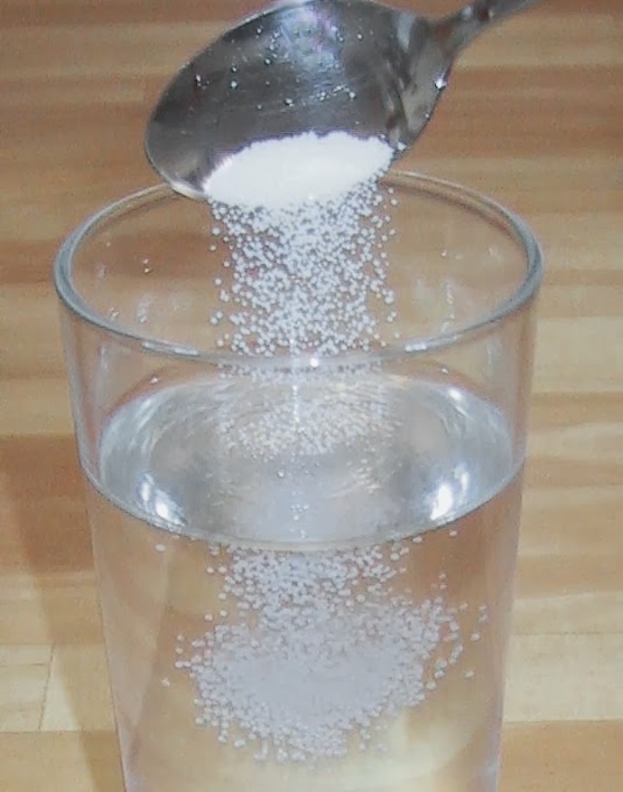 Добавляется вода. Стакан воды с солью. Раствор соли. Соль растворяется в воде. Раствор поваренной соли в воде.