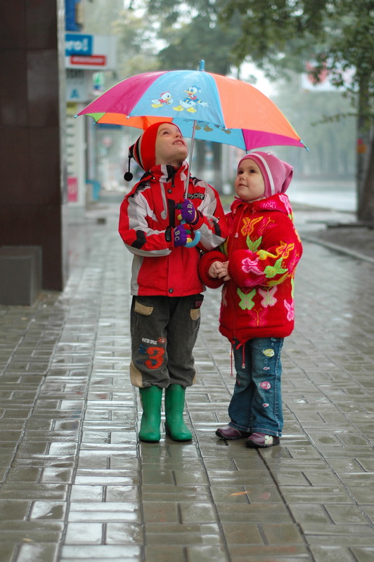 Дети под зонтиком. Зонтик для детей. Дети под зонтом. Дети осенью под зонтиком.