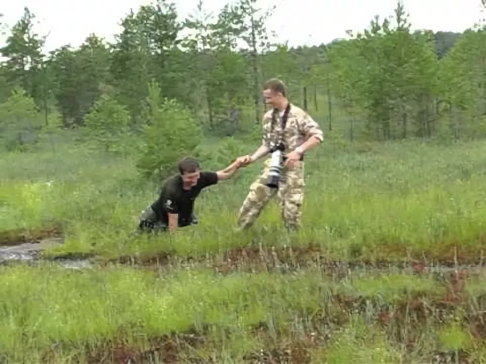 Люди на болоте на русском. Топкое болото.