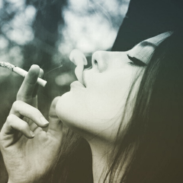 Руки тянутся к сигарете...