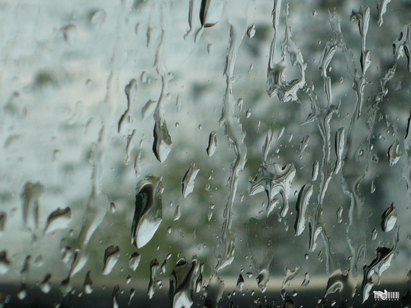 Капля грусти. Капли дождя на окне. Капли на стекле. Декоративное стекло с каплями. Струи дождя.