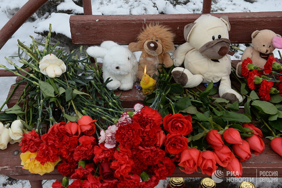 Игрушки, свечи и цветы