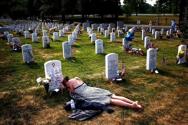 Потери, где конца - сознанье нам не обещает...