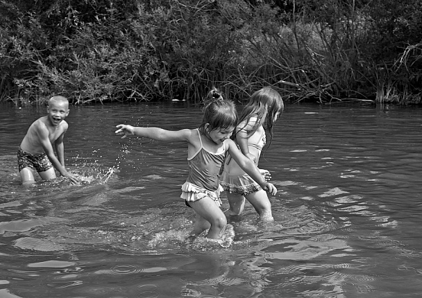 Купание детей на реке