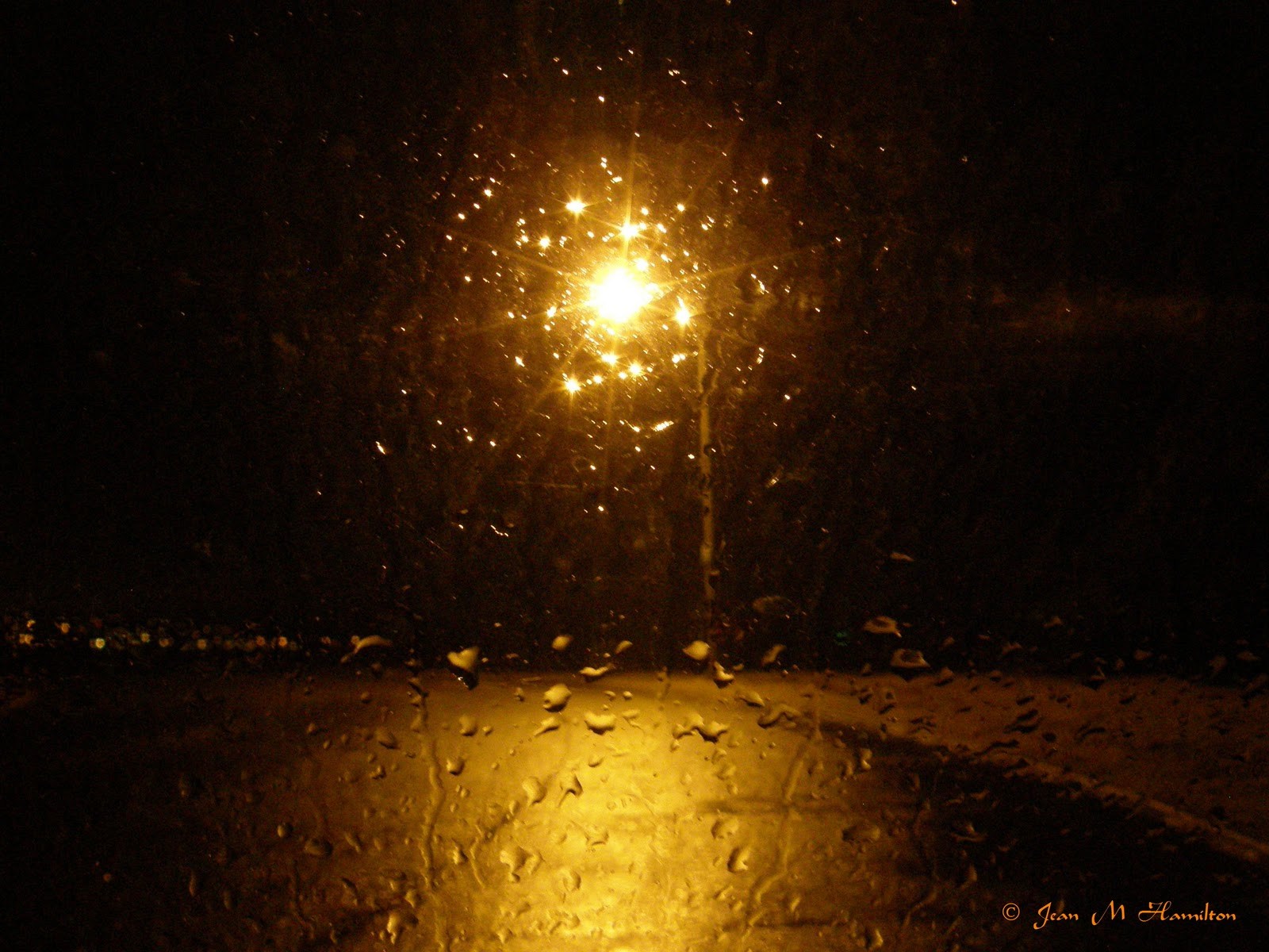 За окном дождь ночь фонари тает первый