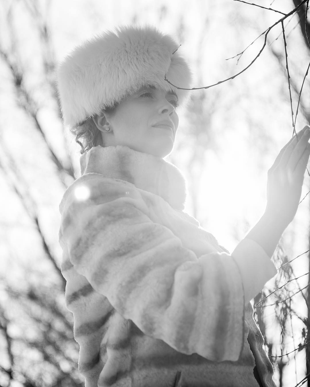 Тронуть ладонью волосы