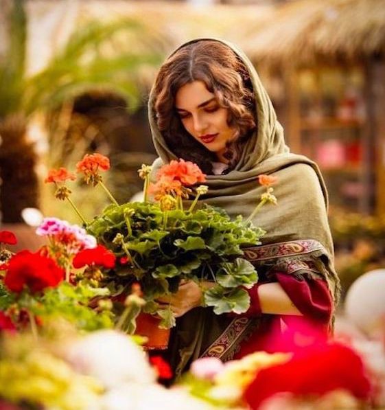 Она, меня - прекрасней и добрей...