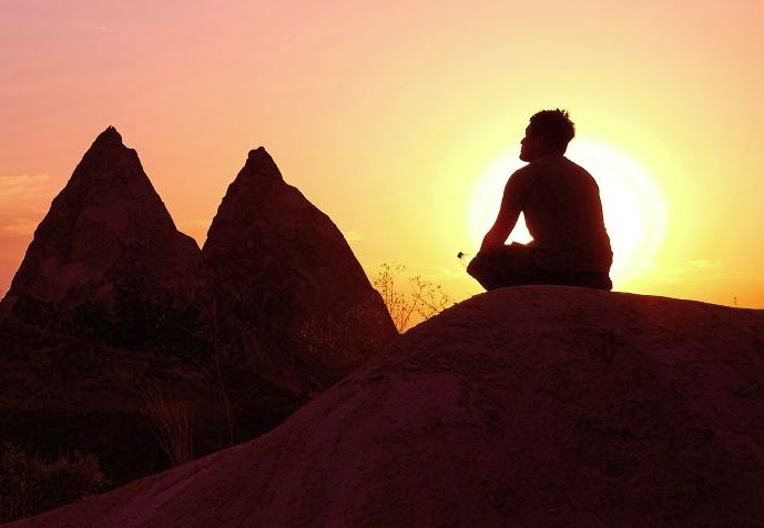 человек на вершине холма