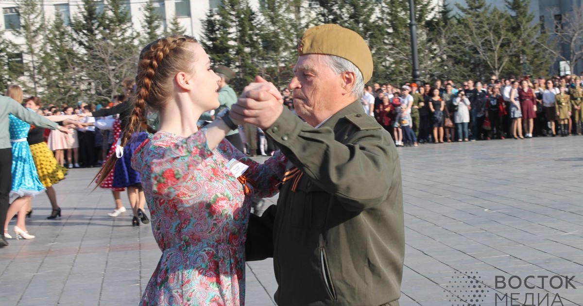 Песня танец победы. Вальс Победы 1945 Мурманск. Танцы ветеранов. Вальс ветеранов. Ветераны танцуют вальс Победы.