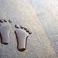 Следы ног...