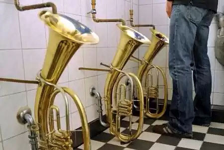 Поэтов можешь ты не бить...