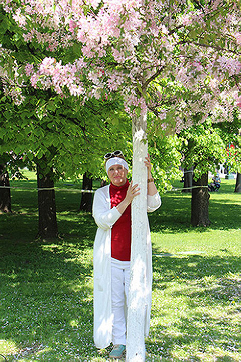 Качает ветер время на ветвях