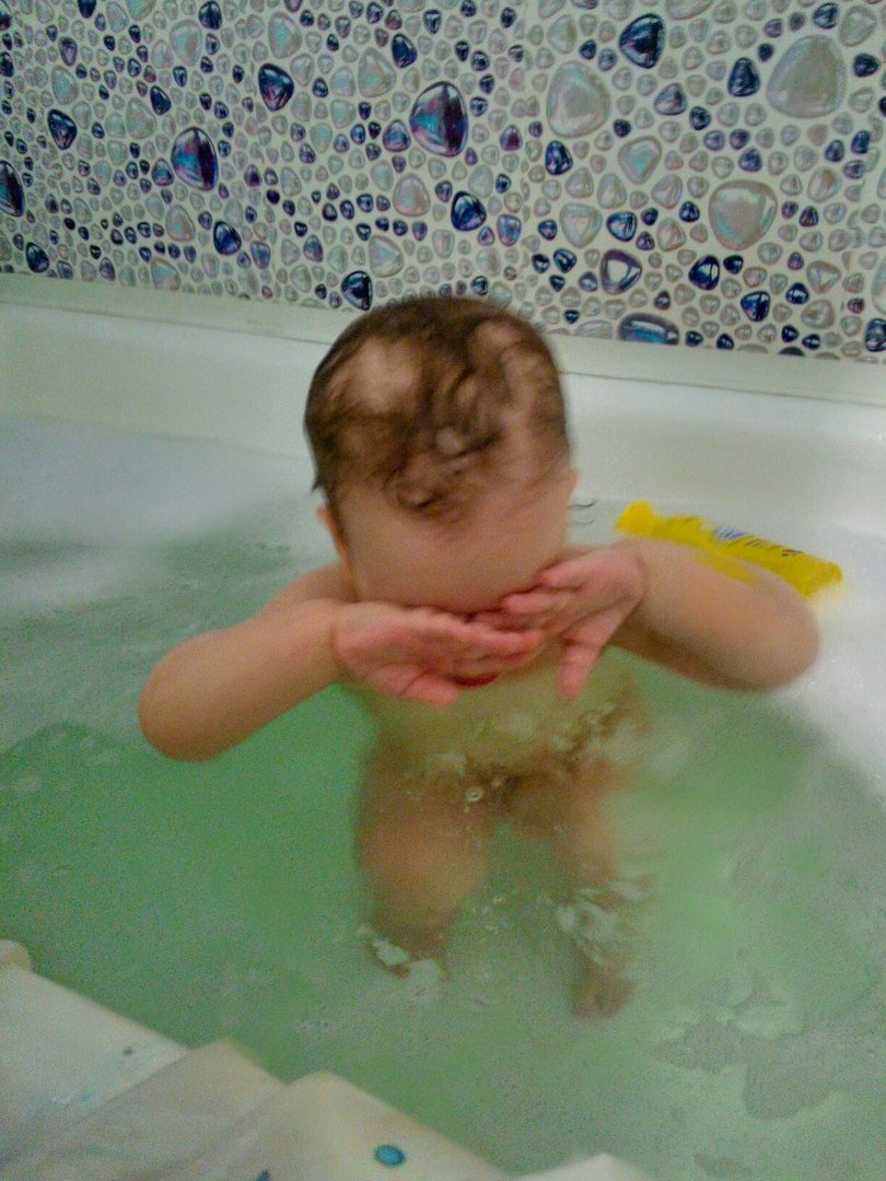 Дочка купается в ванне. Купается в ванной. Девочка купается в ванне. Маленькие дети купаются в ванной. Купание девочек в ванной.