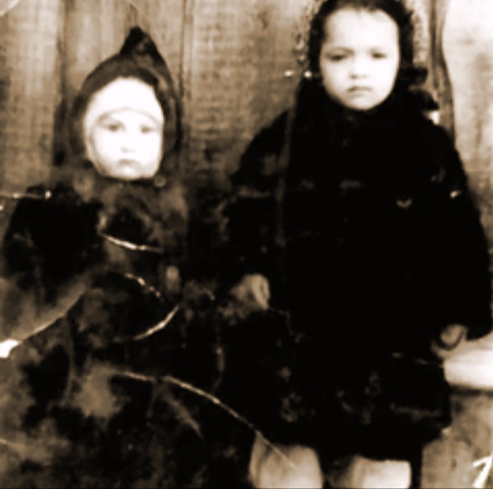 Пожелтевшее старое фото