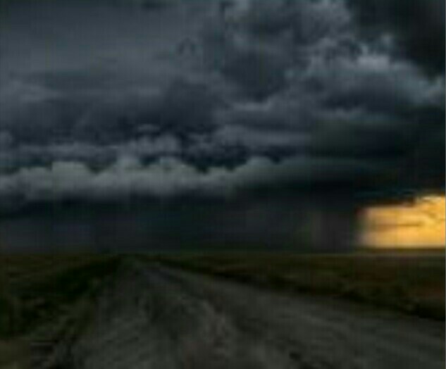 С востока туча грозовая