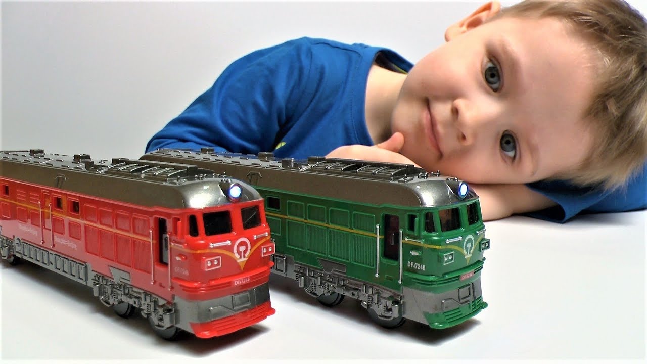 Ребенок с железной дорогой. Игрушки поезда для мальчиков. Поезда для детей. Железная дорога для детей. Поезда Игрушечные для мальчиков.