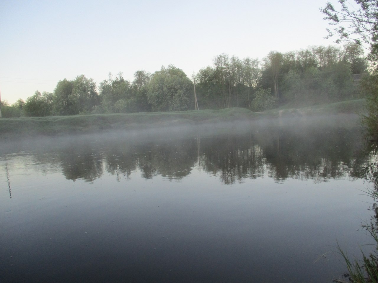 Туман-туманище над речкой стелется...