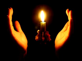 А я живу. И только ставлю свечи