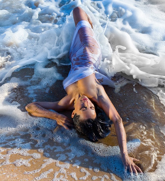 Фото в воде девушка море
