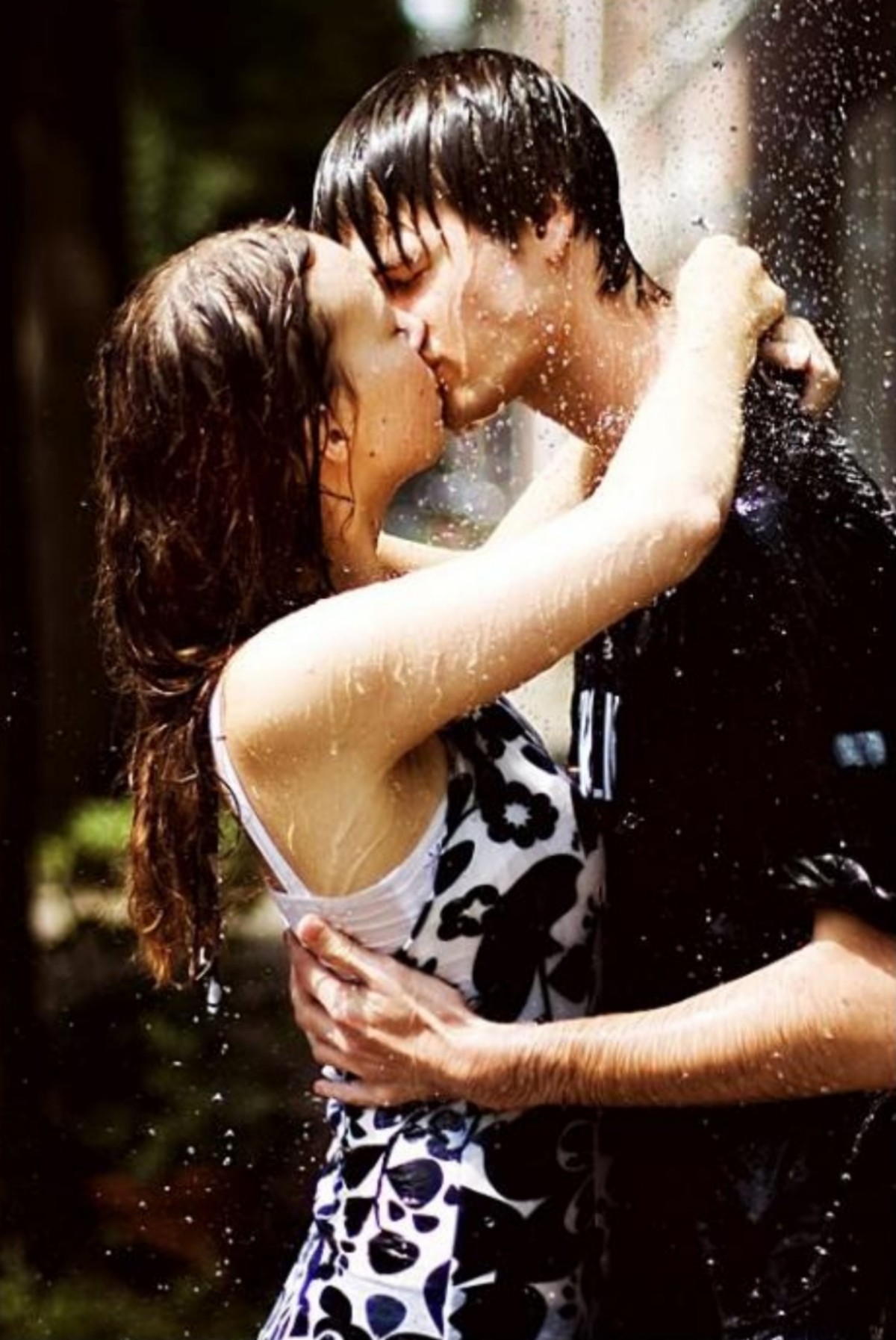 Любовные видео мужчины. Поцелуй под дождем. Романтический поцелуй. Поцелуй влюбленных. Романтика под дождем пары.