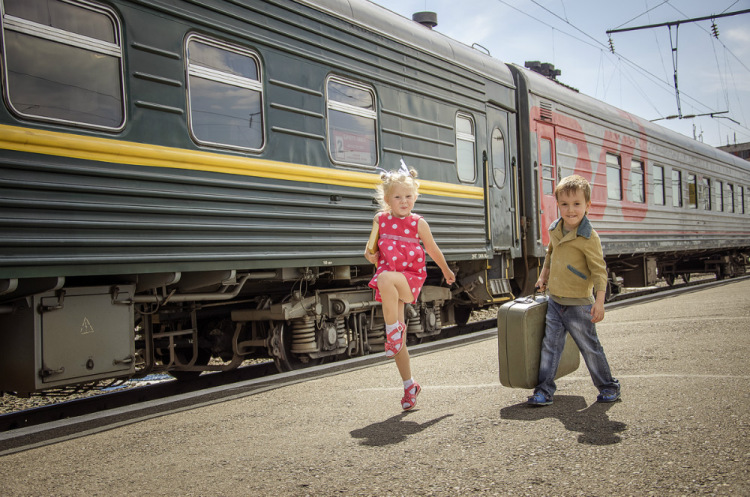 Ребенок едет на поезде с бабушкой